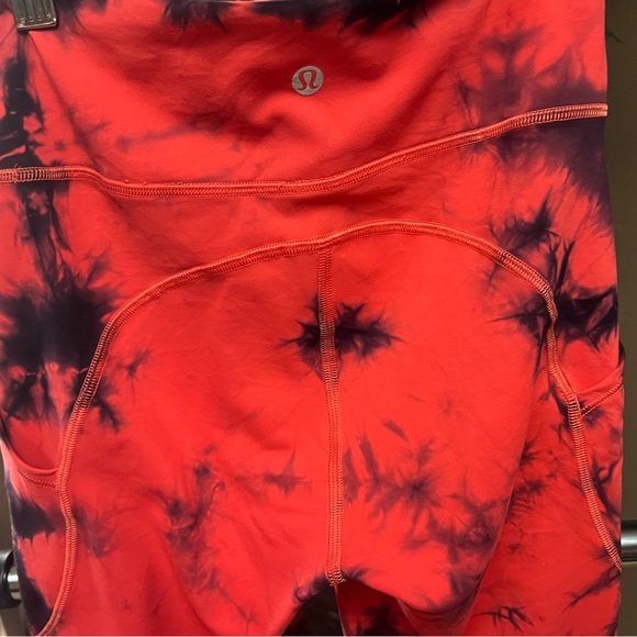 Lululemon Cropped Leggings in black and red tie dye with pockets Size 4 Like new - Picture 9 of 9